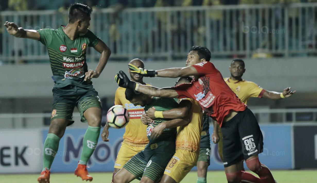 Kiper Sriwijaya FC, Muhammad Firmansyah, berusaha menghalau bola saat melawan PS TNI pada laga Liga 1 Indonesia di Stadion Pakansari, Bogor, Rabu, (25/10/2017). PS TNI menang 2-1 atas Sriwijaya FC. (Bola.com/M Iqbal Ichsan)