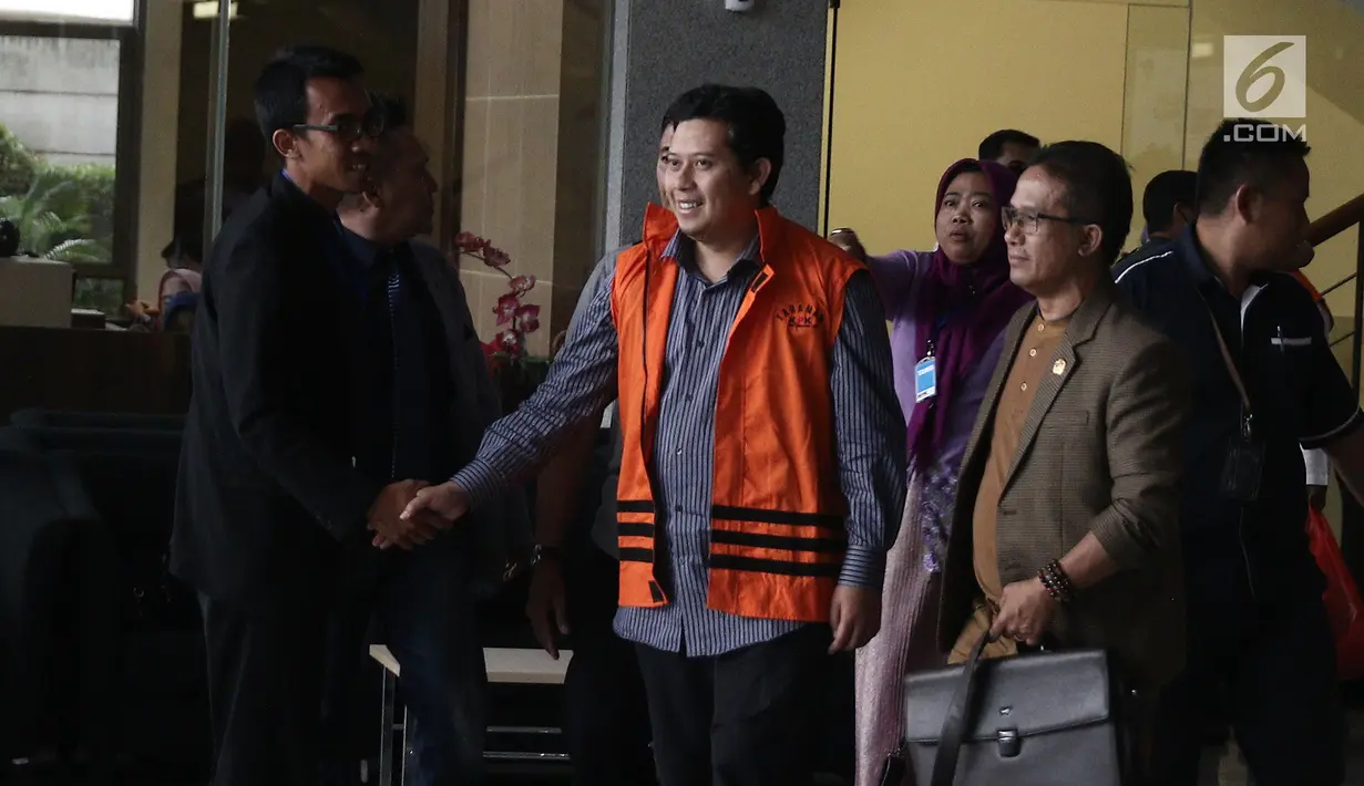 Bupati Cianjur Irvan Rivano Muchtar mengenakan rompi oranye usai menjalani pemeriksaan di Gedung KPK, Jakarta, Kamis (13/12).  (Liputan6.com/Herman Zakharia)