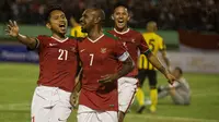 Kapten Timnas Indonesia, Boaz Solossa, merayakan gol yang dicetaknya ke gawang Malaysia bersama Andik Vermansah dan Irfan Bachdim pada laga persahabatan di Stadion Manahan, Solo, Jawa Tengah, Selasa (6/9/2016). (Bola.com/Vitalis Yogi Trisna)