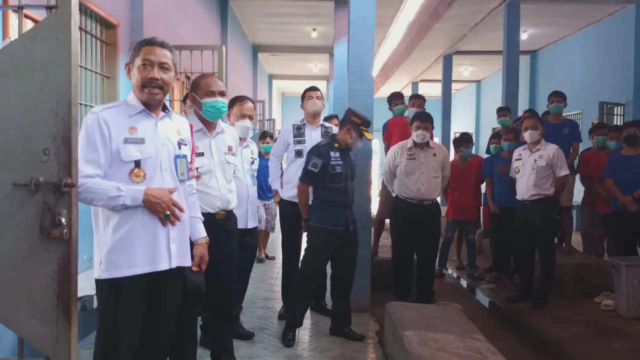 Kepala Kanwil Kemenkumham Sulut Haris Sukamto saat meninjau Lapas Amurang.