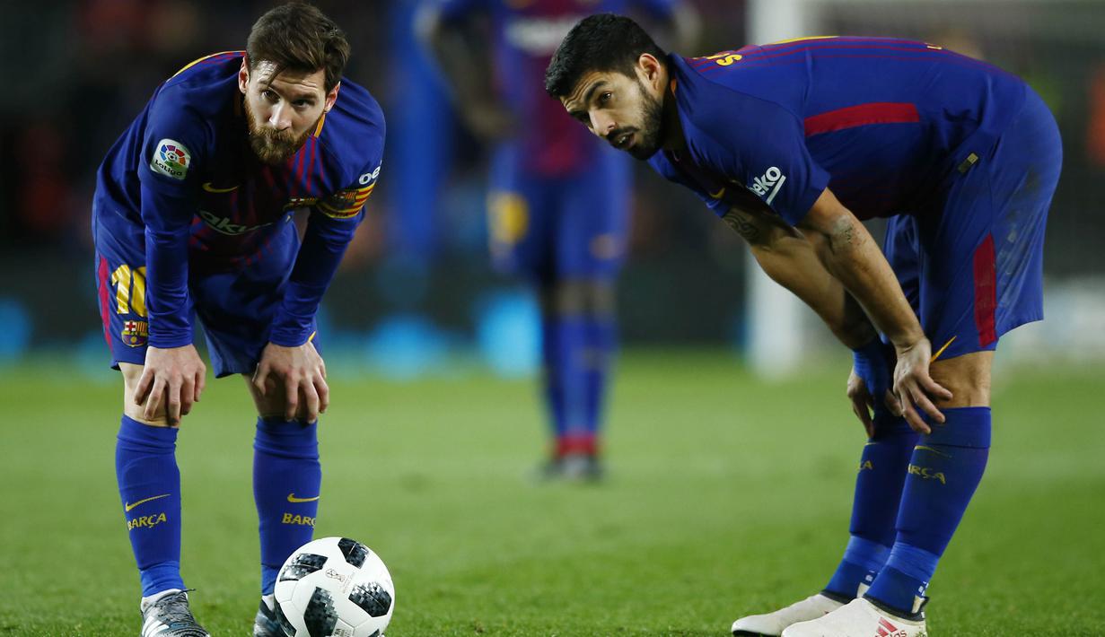 Striker Barcelona, Lionel Messi dan Luis suarez, saat pertandingan melawan Valencia pada laga leg pertama semifinal Copa Del Rey di Stadion Camp Nou, Jumat (2/2/2018). Barcelona menang 1-0 atas Valencia. (AP/Manu Fernandez)