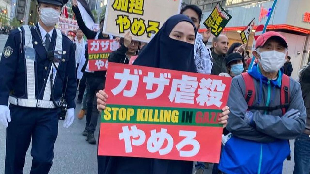 Penuh Haru, Intip Momen Zaskia Adya Mecca Ikut Aksi Dukung Palestina saat Liburan di Jepang