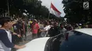 Massa driver taksi online yang tergabung dalam Aliando menggelar demo di Jalan Medan Merdeka Barat, Jakarta, Rabu (28/3). Dalam aksinya para driver online ini sempat bersitegang dengan polisi. (Merdeka.com/Imam Buhori)