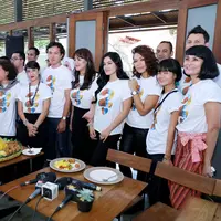 Film AADC 2 yang kehilangan satu pemain mereka, Ladya Cherryl, direncanakan rilis di bioskop pada April 2016 mendatang. Mereka menggelar syukuran pra syuting di kawasan Kemang, Jakarta Selatan, Rabu (21/10/2015). (Galih W. Satria/Bintang.com)