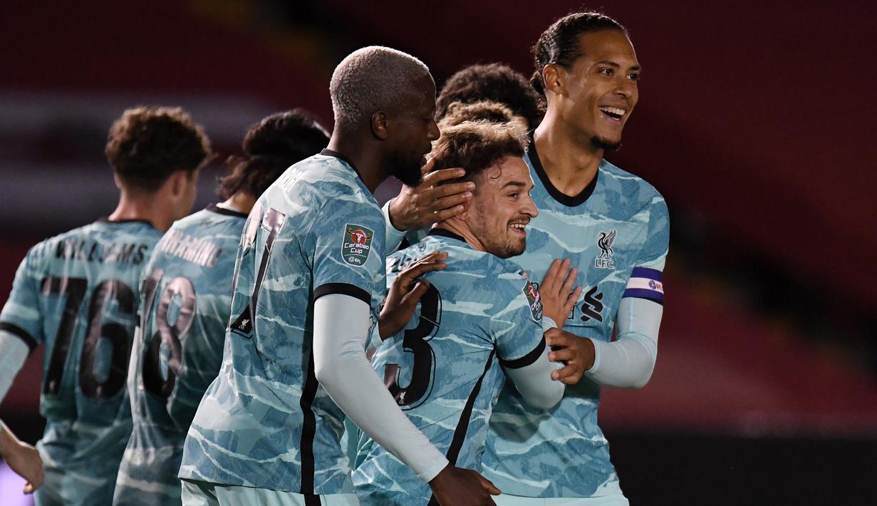 Pemain Liverpool merayakan gol yang dicetak Xherdan Shaqiri ke gawang Lincoln City pada laga babak ketiga Piala Liga Inggris di Sincil Bank Stadium, Jumat (25/9/2020). Liverpool menang telak 7-2 atas Lincoln. (AFP/Peter Powell/pool)