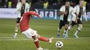 Striker Timnas Turki, Yusuf sari mencetak gol ketiga ke gawang Timnas Jerman melalui eksekusi penalti pada laga uji coba internasional di Olympiastadion, Berlin, Minggu (19/11/2023) dini hari WIB. (AP Photo/Markus Schreiber)