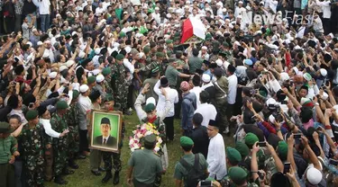 Wakil Presiden Jusuf Kalla (Wapres JK) memimpin langsung upacara pemakaman Hasyim Muzadi. Wapres JK juga membacakan apel persada yang berisi biodata dan sejarah singkat Hasyim Muzadi.