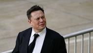 Elon Musk berjalan dari pusat peradilan di Wilmington, Delaware, Amerika Serikat, Senin (12/7/2021). CEO Tesla tersebut menjadi saksi pertama dalam persidangan terkait masalah akuisisi SolarCity. (AP Photo/Matt Rourke)