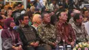 Menko Perekonomian, Darmin Nasution (tengah) saat menghadiri penutupan perdagangan Bursa Efek Indonesia akhir Tahun 2016 di BEI, Jakarta, Jumat (30/12). Penutupan perdagangan bursa saham 2016 Indonesia naik sebesar 15,32%.(Liputan6.com/Angga Yuniar)