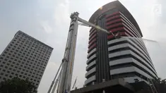 Petugas pemadam kebakaran memadamkan api saat simulasi penanggulangan kebakaran di gedung KPK, Jakarta, Jumat (14/9). Kegiatan itu untuk memberikan pelatihan dan edukasi kepada seluruh pegawai yang berada di gedung KPK (Merdeka.com/Dwi Narwoko)