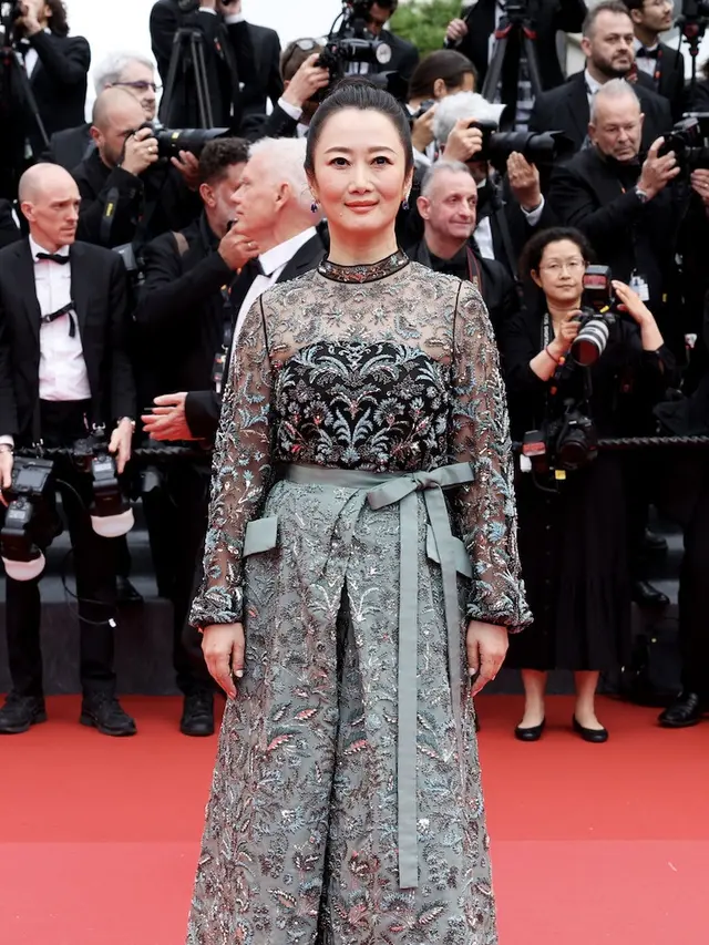 8 Gaya Artis di Pembukaan Festival Film Cannes ke-77, Cinta Laura Pakai Gaun Terinspirasi Burung Jalak Bali