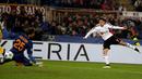 Pemain Bayer Leverkusen, Javier Hernandez,saat mencetak gol ke gawang AS Roma dalam laga Grup E Liga Champions di Stadion Olimpico, Roma, Kamis (5/11/2015) dini hari WIB. (Reuters/Max Rossi)
