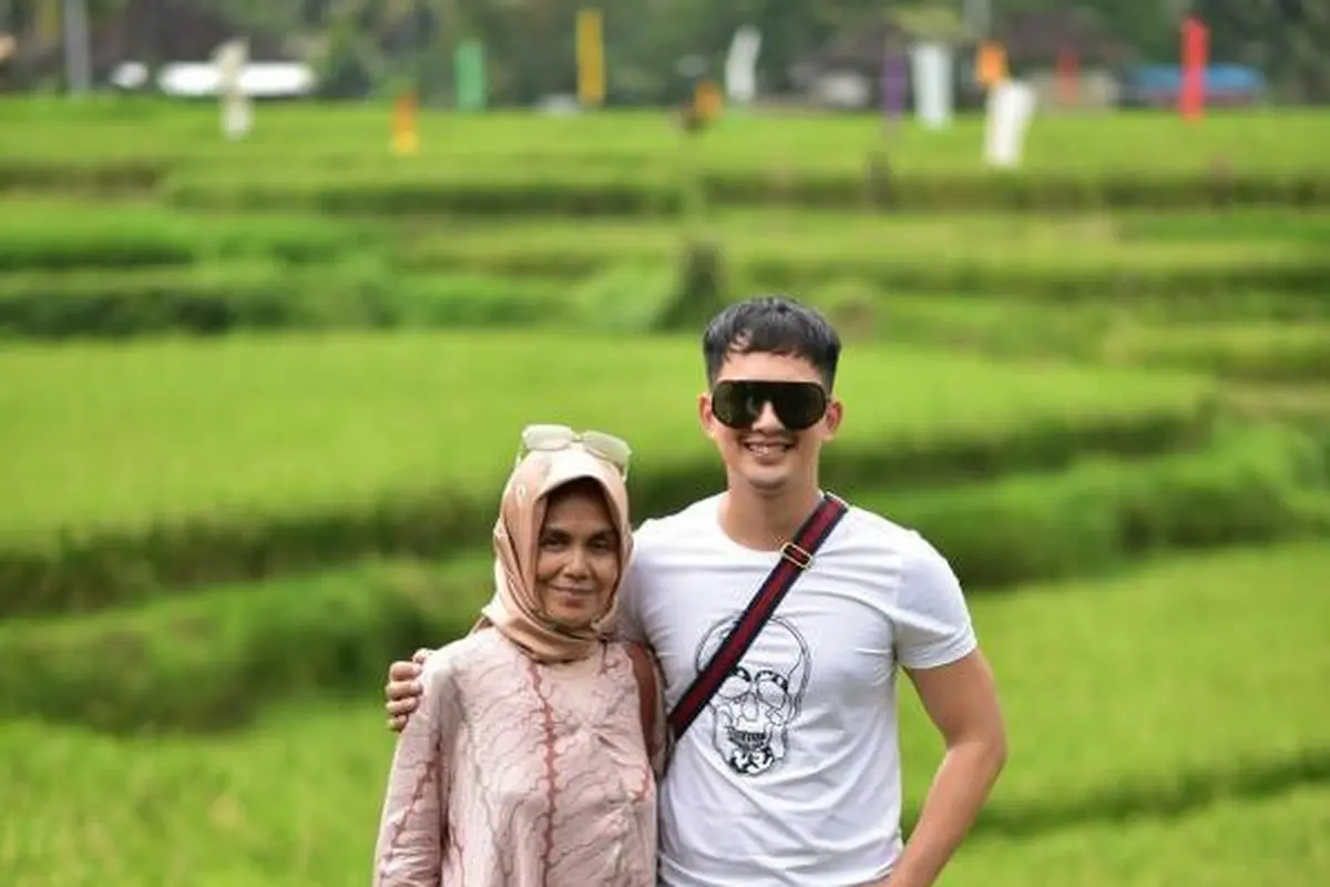 Kebersamaan Kiki Farrel dan Ibu