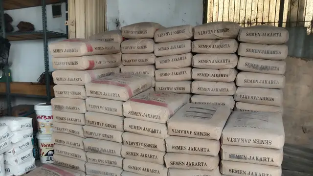 Tumpukan semen di Toko Metro Bangunan di Legok, Kabupaten Tangerang, Banten, Kamis (15/9/2022).
