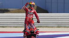 Pebalap Ducati Lenovo, Francesco Bagnaia berhasil menjadi yang tercepat saat MotoGP San Marino 2022 yang berlangsung di Sirkuit Misano, Italia pada Minggu (04/09/2022). (AP/Antonio Calanni)