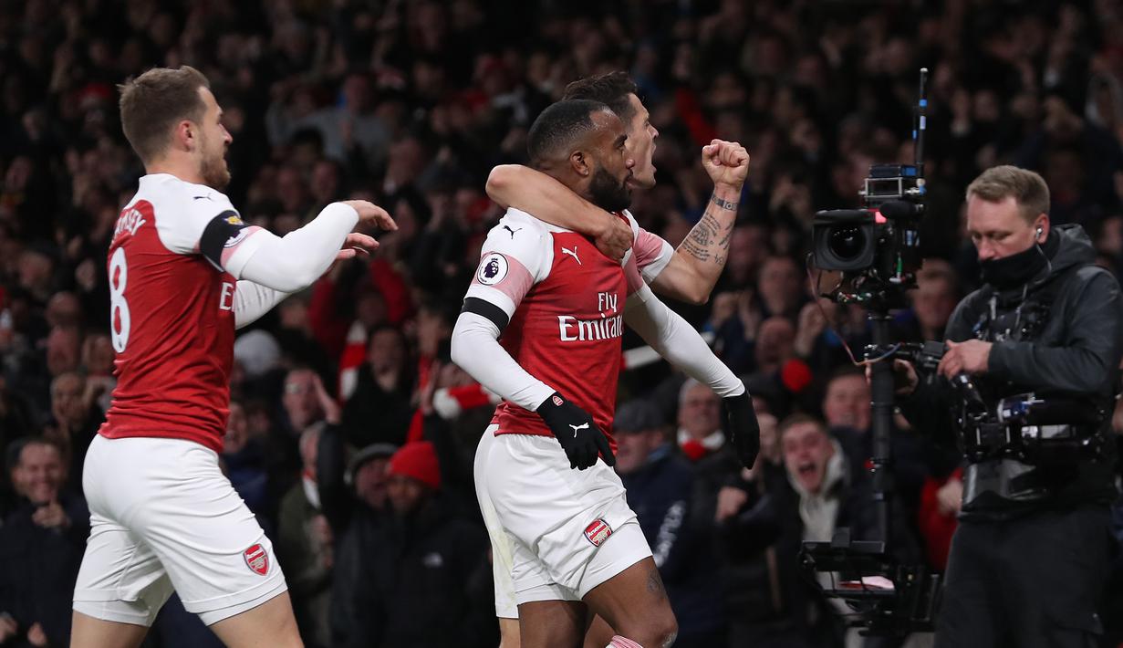 Para pemain Arsenal merayakan gol yang dicetak Alexandre Lacazette ke gawang Liverpool pada laga Premier League di Stadion Emirates, London, Minggu (3/11). Kedua klub bermain imbang 1-1. (AFP/Daniel Leal-Olivas)