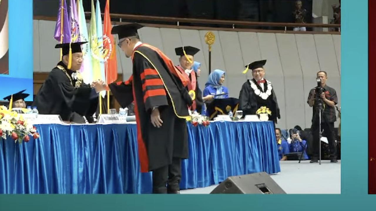 Setelah 1,5 Bulan Menghilang, Ahmad Sahroni Muncul Sandang Gelar Doktor Hukum
