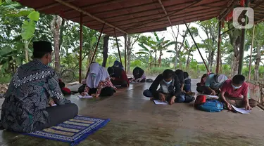 Sejumlah murid SMP Sekolah Alam mengikuti Ujian Akhir Semester (UAS) di Sukawangi, Kabuapaten Bekasi, Jawa Barat, Senin (30/11/2020). Menurut pengurus Sekolah Alam KBM tatap muka  jenjang pendidikan SD,SMP, dan SMA tetap berjalan dengan menerapkan protokol kesehatan. (Liputan6.com/Herman Zakharia)