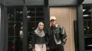 Hijab meleyot tersebut dipadukan dengan blus panjang serta loose pants yang kian memberi impresi tubuh ramping. [@aurelie.hermansyah].