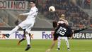 Aksi pemain AC Milan, Patrick Cutrone melakikan tendangan salto ke gawang Austria-Wien pada laga grup D Liga Europa di San Siro stadium, Milan, (23/11/2017). Milan menang telak 5-1. (AP/Antonio Calanni)