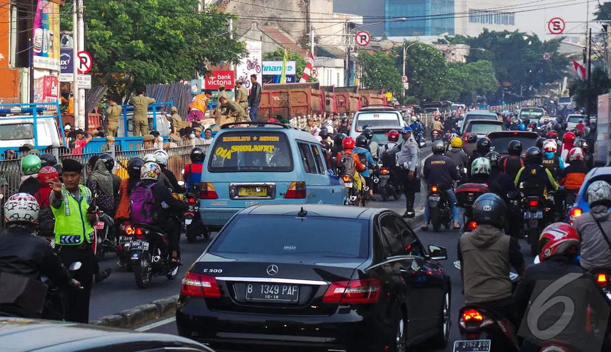 Sebanyak 13 toko di Jalan Jatinegara Barat dibongkar. Selain jalan yang semakin menyempit beberapa pengendara berhenti untuk melihat kejadian, Jakarta, Rabu (27/8/2014) (Liputan6.com/Faizal Fanani)