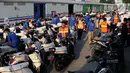 Petugas mengemas sepeda motor untuk diangkut dengan kereta api Stasiun Kampung Bandan, Jakarta, Senin (11/6). Program mudik gratis ini digagas Kemenhub tersebut melayani pengiriman ke beberapa daerah di Pulau Jawa. (Liputan6.com/Immanuel Antonius)