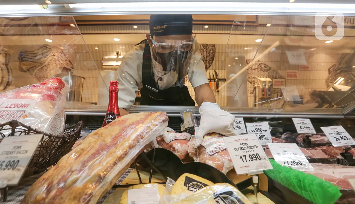 Pramusaji merapikan seafood beku di sela-sela pembukaan supermarket Ranch Market di Lippo Mall Puri, Jakarta, Jumat (12/11/2021). Ranch Market kedua di daerah Kembangan, Jakarta Barat memiliki konsep yang berbeda dengan mempertahankan konsep premium supermarket. (Liputan6.com/Fery Pradolo)