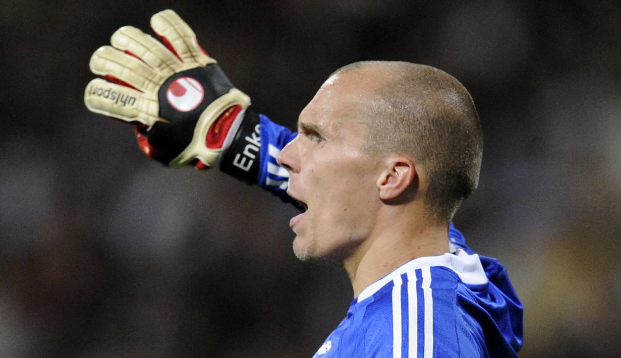 Robert Enke. Kiper yang meninggal dunia di usia 32 tahun pada 10 November 2009 akibat insiden bunuh diri di jalur kereta api ini tercatat pernah membela 1 klub di La Liga Spanyol sepanjang kariernya bersama Barcelona. Ia membela Barcelona selama 2 musim pada 2002/2003 hingga 2003/2004. Barcelona sendiri hanya diperkuatnya selama 1 musim pada 2002/2003, hingga akhirnya ia dipinjamkan di musim berikutnya ke Fenerbahce dan Tenerife yang berlaga di divisi dua Liga Spanyol. Ia hanya tampil 4 laga bersama Barcelona, satu di antaranya dicatatkan di ajang La Liga Spanyol 2002/2003. (AFP/John MacDougall)
