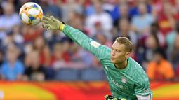 Manuel Neuer - Kiper sekaligus kapten Bayern ini merupakan salah satu pemain yang berhasil merasakan treble sebanyak dua kali bersama Bayern Munchen. Meski sudah berusia 34 tahun namun Neuer tetap menjadi pilihan utama untuk menjaga gawang The Bavarians. (AFP/Tim Vizer)