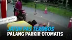 EMAK-EMAK TEROBOS PALANG PARKIR OTOMATIS, EH YANG DIBONCENG JATUH