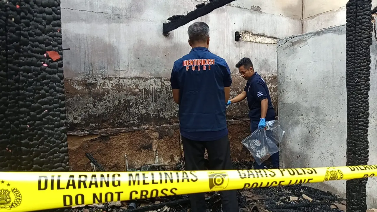 Rumah di Kota Metro, Lampung ludes dilalap si jago merah, penghuni tewas terpanggang.