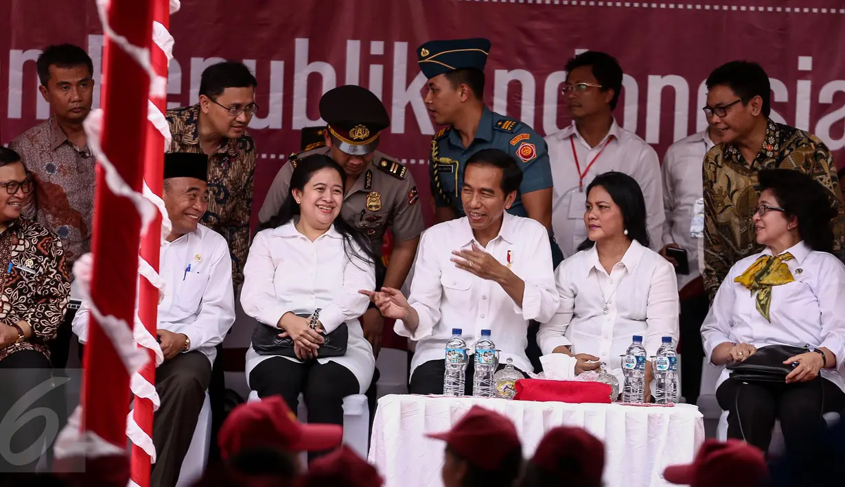 Presiden Jokowi (ketiga kanan) ditemani Ibu Iriana Jokowi (kedua kanan) saat menghadiri acara Penyerahan Kartu Indonesia Pintar di SMPN 2, Ambon, Maluku, (8/2). (Liputan6.com/Faizal Fanani)