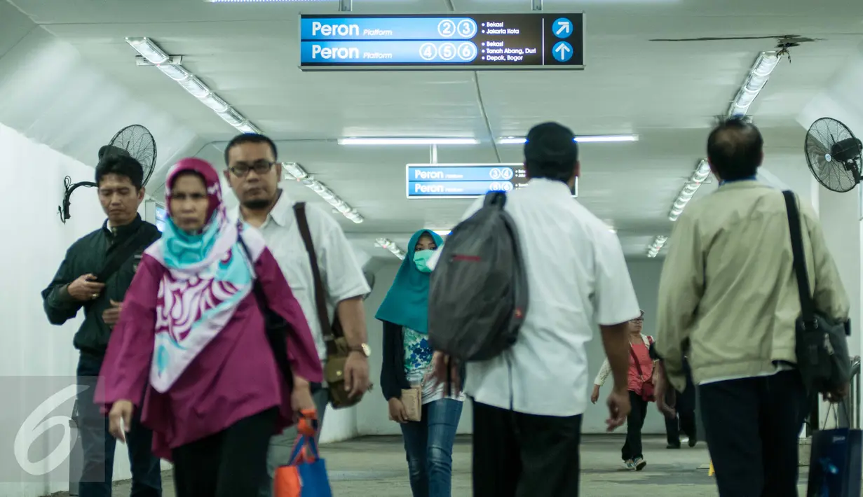 Penumpang berjalan melalui terowongan penyeberangan penumpang di Stasiun Manggarai Jakarta, Senin (20/3). Adanya terowongan ini diharapkan mempermudah akses penumpang menuju atau meninggalkan peron stasiun. (Liputan6.com/Gempur M. Surya)