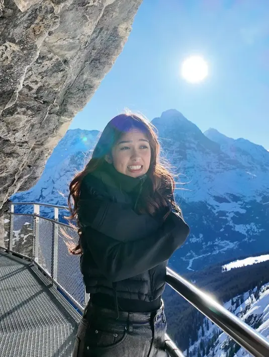 Rebecca Klopper juga tak memungkiri dia sempat kedinginan meskipun telah memakai pakaian super tebal.