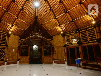 Interior Masjid yang terbuat dari bambu bernama Saka Buana di Kecamatan Kragilan, Kabupaten Serang, Banten, Rabu (20/5/2020). Masjid dengan luas bangunan 260 meter persegi itu disebut oleh Yayasan Bambu Indonesia sebagai masjid bambu terbesar se-Indonesia (merdeka.com/Imam Buhori)