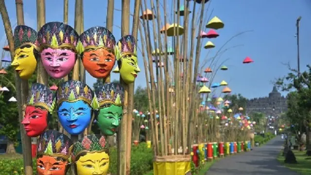 Topeng Warna-Warni Percantik Jalur ke Candi Borobudur Sejak Pagi