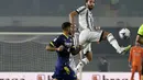 Gelandang Juventus, Manuel Locatelli mengontrol bola saat bertanding melawan Verona pada pertandingan lanjutan Liga Serie A Italia di stadion Bentegodi di Verona, Jumat (11/11/2022). Dengan kemenangan ini, Juventus naik ke peringkat empat klasemen dengan 28 poin. (Paola Garbuio/LaPresse via AP)