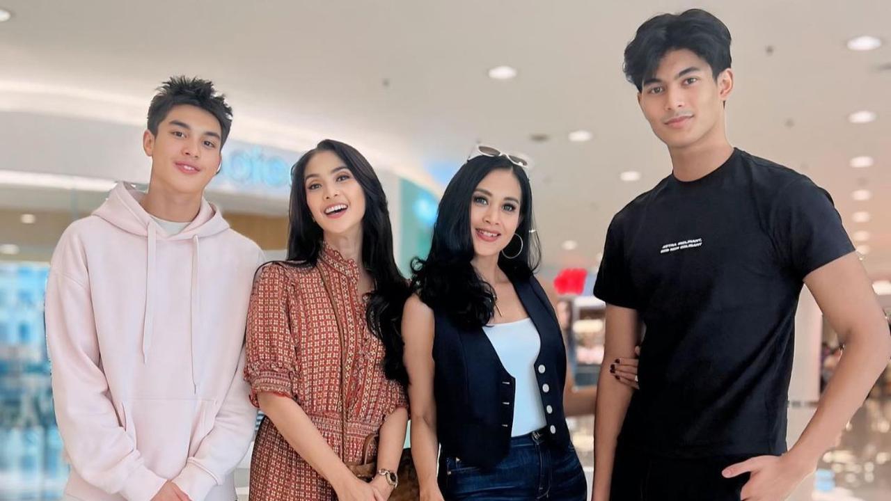 Maudy Koesnaedi pun menyebut jika dirinya dan Diah sampai mengenakan sepatu heels agar terlihat tinggi saat berfoto bersama anak-anak mereka.<br>