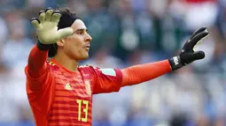 Guillermo Ochoa. Kiper Meksiko berusia 37 tahun yang saat ini masih aktif bermain bersama klub Meksiko, America di musim keempatnya tercatat telah mengoleksi 130 caps bersama Timnas Meksiko. Di ajang Piala Dunia ia telah tampil dalam 4 edisi mulai 2006 hingga 2018 dan total tampil dalam 8 laga dengan torehan 3 kali clean sheet dan kebobolan 9 gol. Sebagai kiper utama sekaligus wakil kapten, peluangnya sangat besar untuk masuk skuad Timnas Meksiko pada Piala Dunia 2022 Qatar. (AFP/Benjamin Cremel)