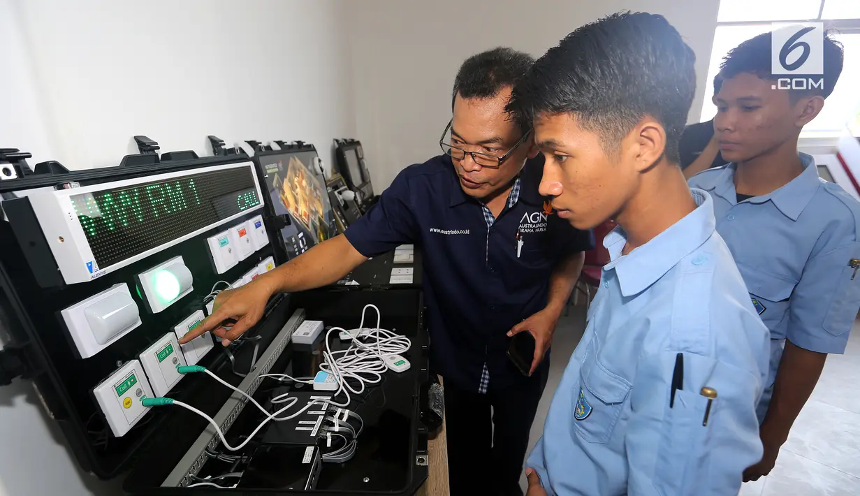 Siswa mendengarkan cara kerja integrated control system di SMK Ora et Labora, BSD Tangerang Selatan, Kamis (18/9). SMK yang baru diresmikan ini membantu program pemerintah mewujudkan pembangunan ketenagalistrikan. (Liputan6.com/Fery Pradolo)