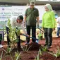 Penjabat (Pj) Gubernur DKI Jakarta Heru Budi Hartono bersama PT Aneka Tambang (Persero) Tbk (Antam) menanam 1.000 pohon di kolong tol Becakayu, Jakarta Timur, Jumat (28/4/2023). (Foto: Pemprov DKI Jakarta)