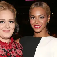 Dianggap terlalu berlebihan 'menyembah' Beyonce, Adele dapat kritikan penggemar di internet.