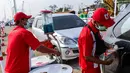Petugas mengisi bahan bakar minyak (BBM) kendaraan di kios Pertamina tol fungsional (tol darurat) Brebes Timur-Gringsing, Tegal, Jawa Tengah, Jumat (30/6). PT Pertamina menjamin ketersedian BBM untuk arus balik aman. (Liputan6.com/Faizal Fanani)