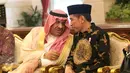 Presiden Joko Widodo berbincang dengan Pangeran Khalid bin Sultan Abdul Aziz Al Suud saat melakukan pertemuan di Istana Merdeka, Jakarta, Kamis (4/5). (Liputan6.com/Angga Yuniar)