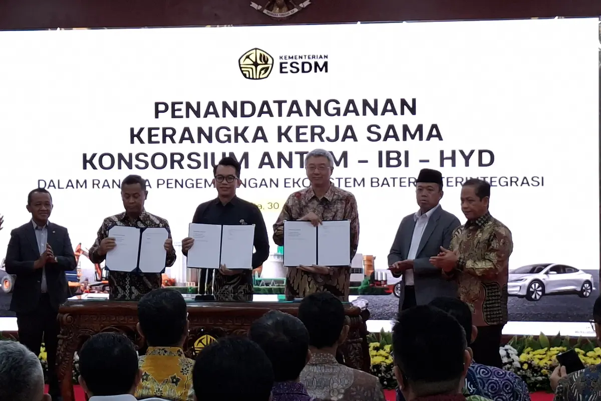 Penandatanganan Kerangka Kerja Sama antara PT Aneka Tambang Tbk (Antam), PT Industri Baterai Indonesia (IBI), dan konsorsium HYD, Jumat, (30/1/2926). (Foto: Liputan6.com/Arief RH)