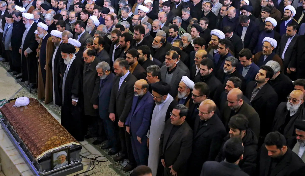Ayatollah Ali Khamenei bersama pejabat dan warga Iran menyalatkan jenazah mantan Presiden Iran, Hashemi Rafsanjani di kampus Tehran University di Teheran, Iran (10/1). Ratusan ribu warga Iran membanjiri kota Teheran dengan suasana duka. (AP)