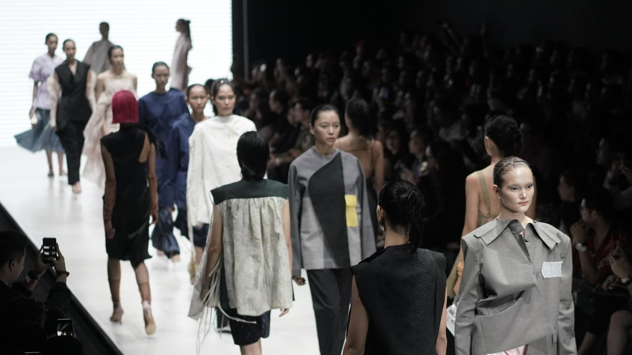 Tangan di Plaza Indonesia Fashion Week