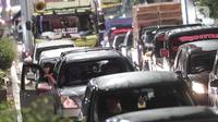 Kendaraan antre untuk menjalani pemeriksaan petugas di perbatasan Karawang-Cikarang, Bekasi, Jawa Barat, Sabtu (23/5/2020). Razia tersebut dilakuan untuk menyekat gelombang pemudik dari Jakarta menuju Jawa Tengah jelang Hari Raya Idul Fitri. (Liputan6.com/Johan Tallo)