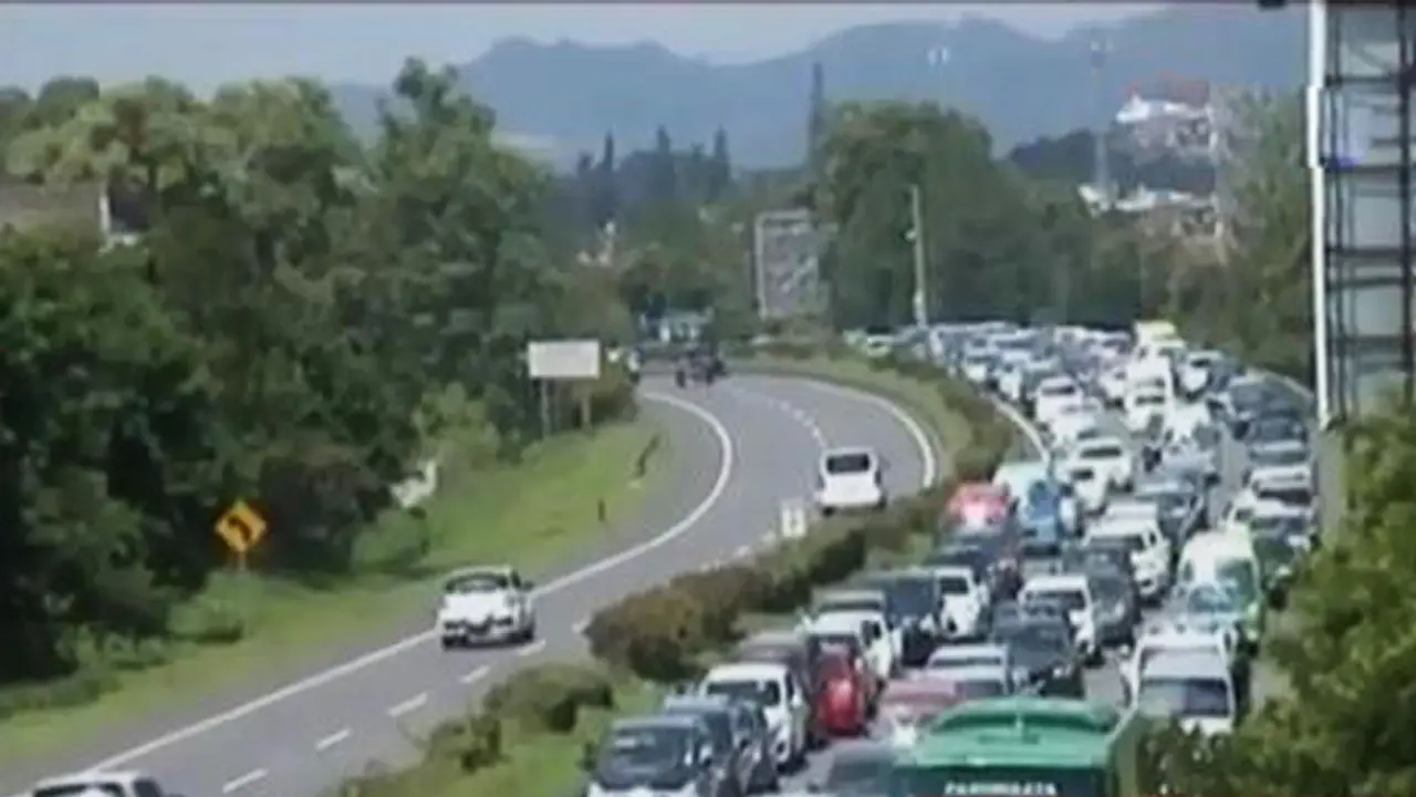 VIDEO: Libur Akhir Pekan dan Jelang Imlek, Tol Cipularang Padat