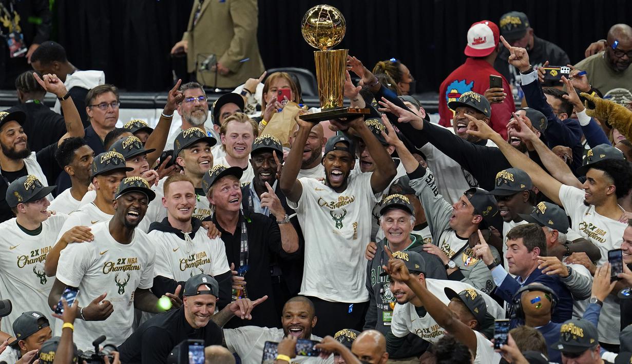 Milwaukee Bucks berhasil angkat piala NBA musim 2020/2021 setelah kalahkan Phoenix Suns di gim keenam dengan skor 105-98. Walaupun awalnya tertinggal 0-2 pada dua gim pertama, Bucks mampu balikkan kedaan menjadi 4-2 di empat gim berikutnya. (Foto: AP/Paul Sancya)